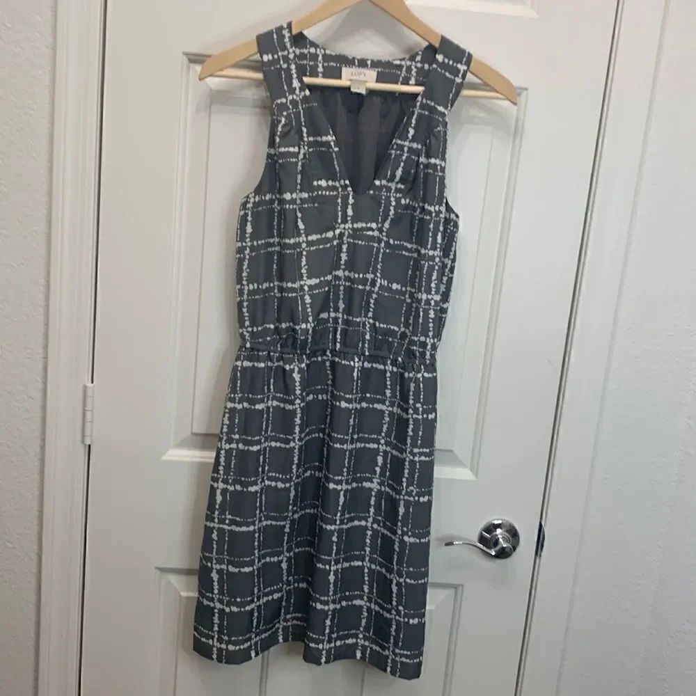 Ann Taylor Loft Size 4 V Neck Short Sleeve Gray White 💯% Polyester Midi Dress